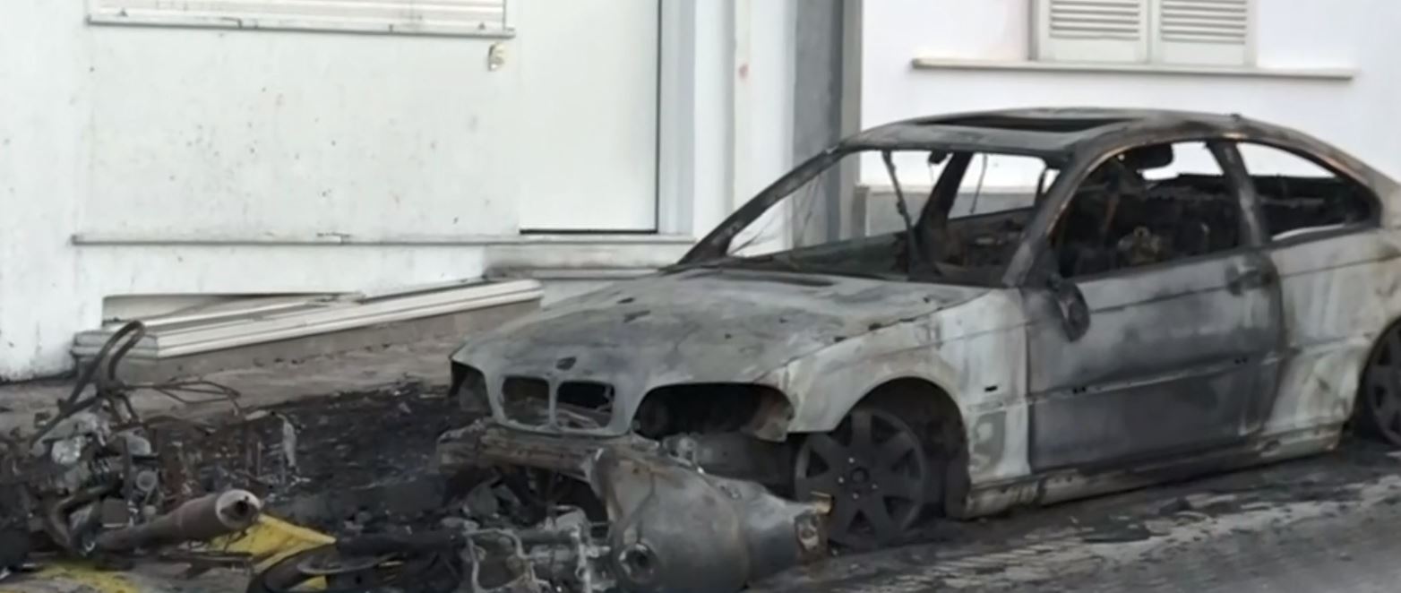 Ηλιούπολη: Εμπρησμός στη μηχανή και το αυτοκίνητο προφυλακισμένου αστυνομικού, εμπλεκόμενου στην υπόθεση της 19χρονης (video)