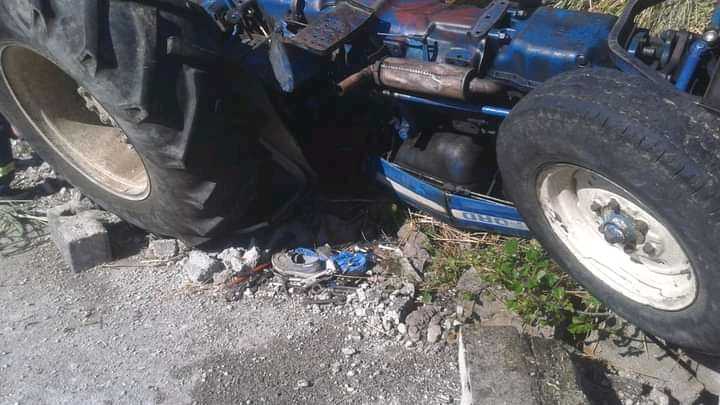 Σοκ: «Τρελό» τρακτέρ προσγειώθηκε σε στάση λεωφορείου!