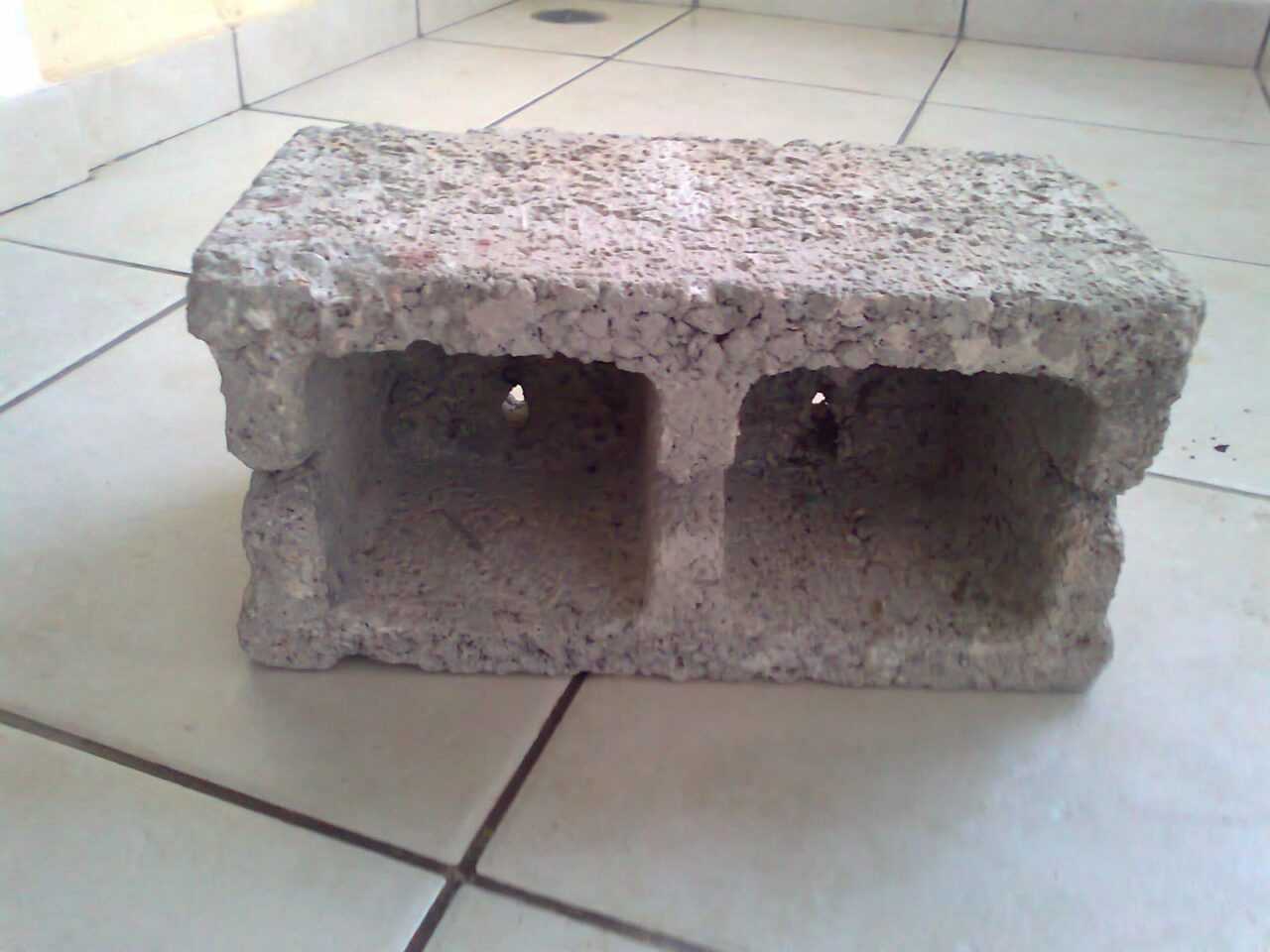 Απίστευτο περιστατικό: 78χρονος πέταξε τσιμεντόλιθο στο κεφάλι της γειτόνισσά του για να «λύσουν» τις διαφορές τους