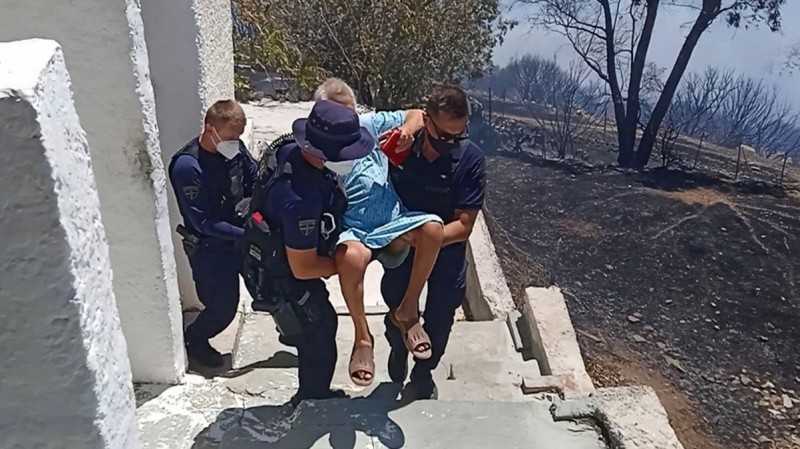 Σώθηκε από τις φλόγες και έπεσε νεκρή από το χέρι του γιού της – Την έσφαξε με κουζινομάχαιρο