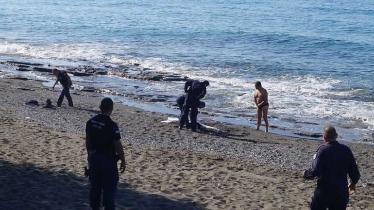 Θρίλερ με πτώμα άντρα σε παραλία της Κέρκυρας – Πολλαπλές κακώσεις στο σώμα και το κεφάλι του