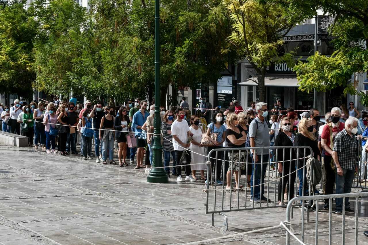 Λαϊκό προσκύνημα στον οικουμενικό δημιουργό με συγκίνηση και λουλούδια (video)
