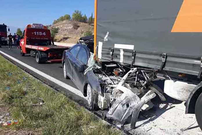 Τραγικός θάνατος για 44χρονο – Καρφώθηκε το αυτοκίνητο που οδηγούσε σε φορτηγό