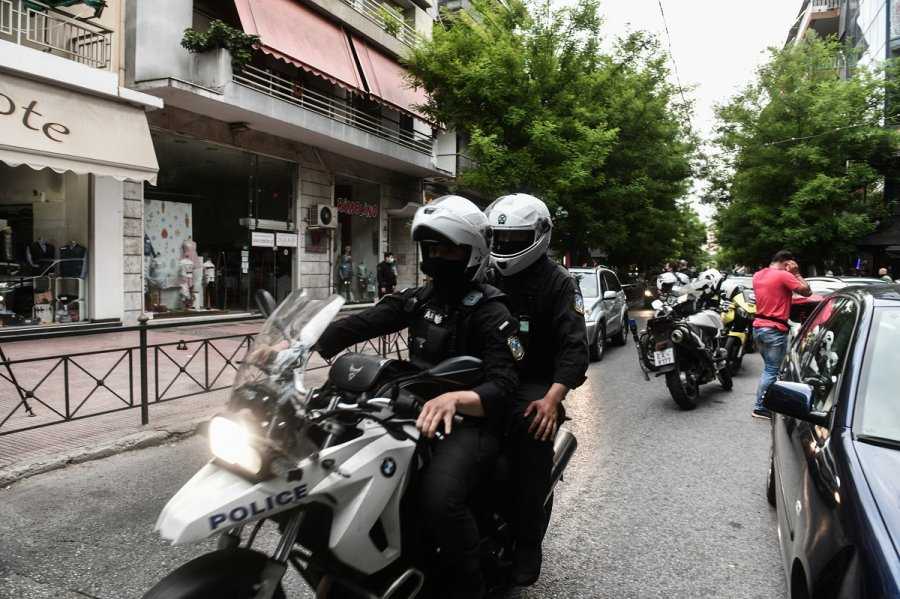 Παραδόθηκε και ομολόγησε ο 20χρονος, που έσφαξε την μητέρα του στο Αιγάλεω