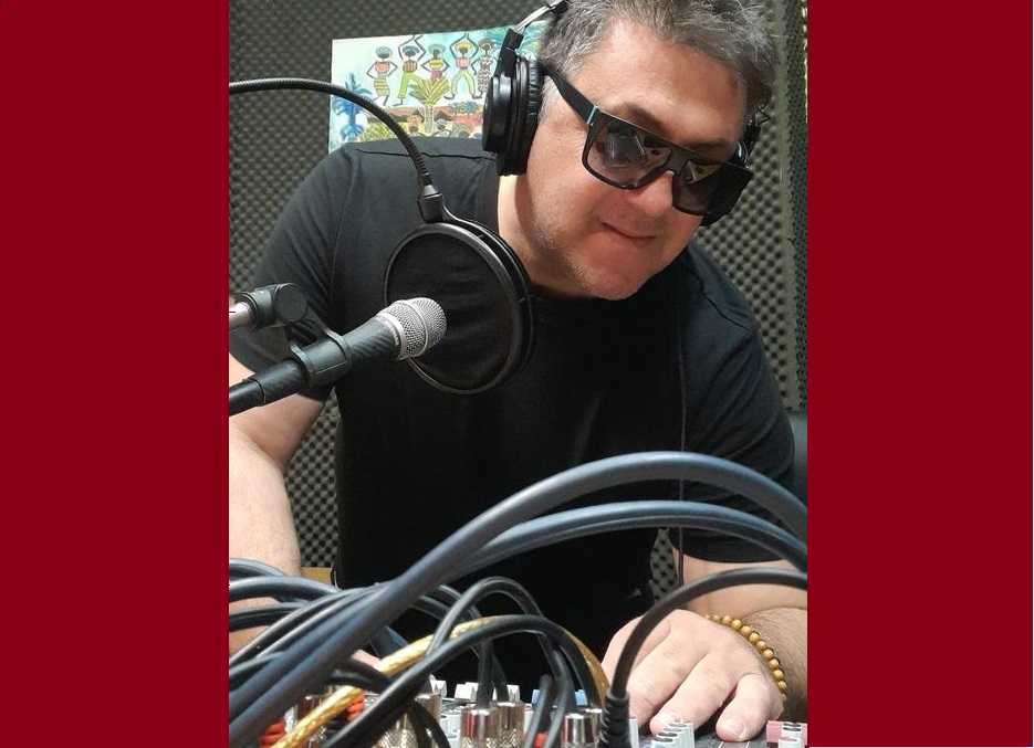 Οι “Παλιατζούρες” μας ταξιδεύουν στο παρελθόν με μουσικές που αγαπήθηκαν. Σάββατο μεσημέρι από τις 12:00 μέχρι τις 14:00 στον  Amvrakia Fm 91.9