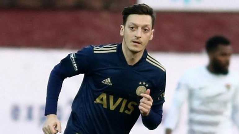 Ο Οζίλ πέταξε τη φανέλα του στον Περέιρα!