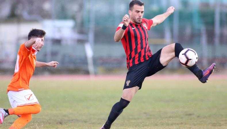 Nεκρός μέσα στο αυτοκίνητό του βρέθηκε ο ποδοσφαιριστής Νίκος Τσουμάνης – Εξετάζεται το ενδεχόμενο δολοφονίας