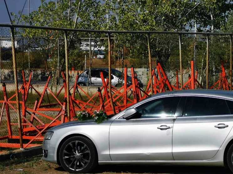 Νίκος Τσουμάνης: Εικόνες από το σημείο που βρέθηκε νεκρός – Άφησαν λουλούδια στο αυτοκίνητό του