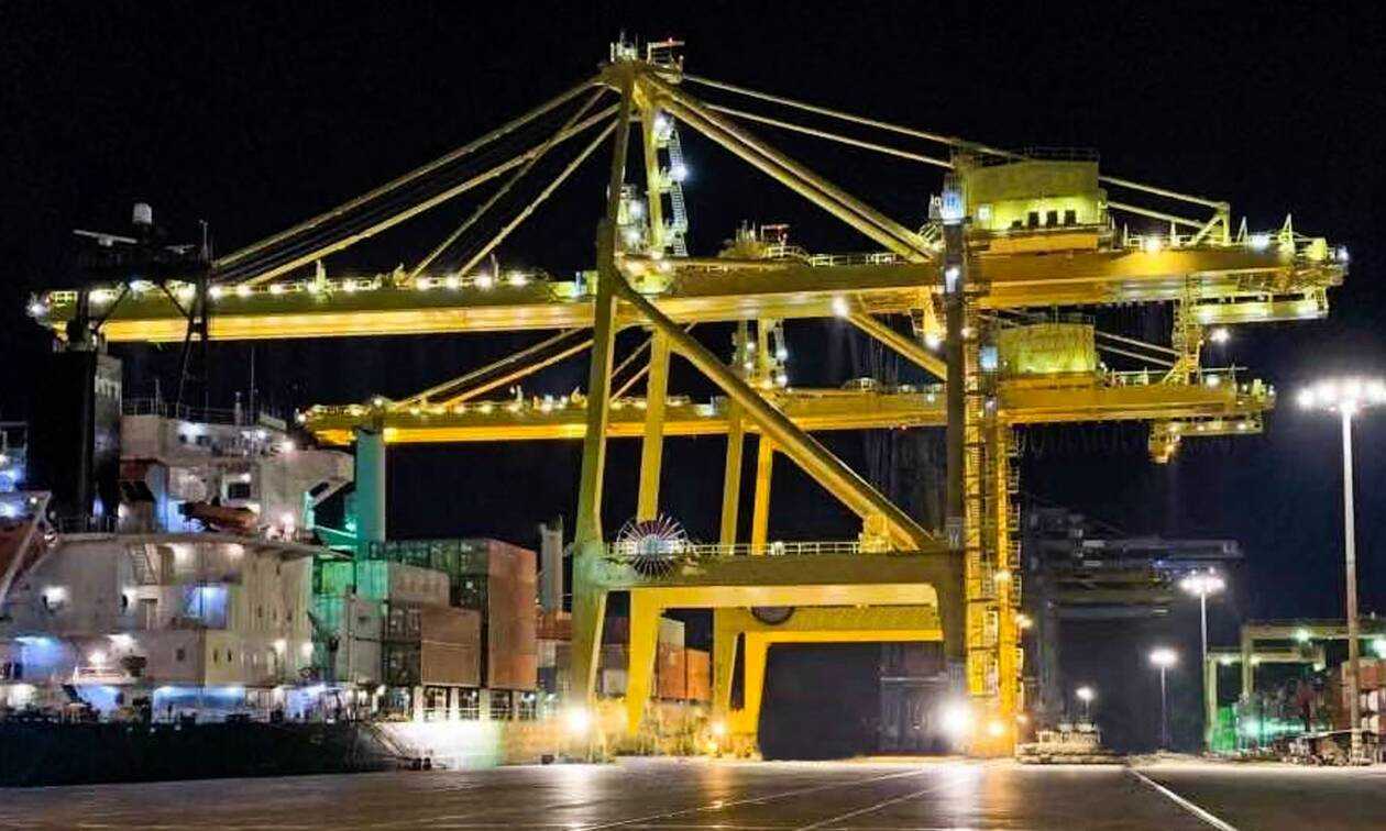 Τραγικό εργατικό ατύχημα στο λιμάνι του Πειραιά – Εργάτης χτυπήθηκε από γερανογέφυρα και σκοτώθηκε.