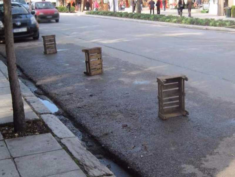 Τέλος οι καρέκλες, τα καφάσια, για… πάρκινγκ – Βαριά πρόστιμα!
