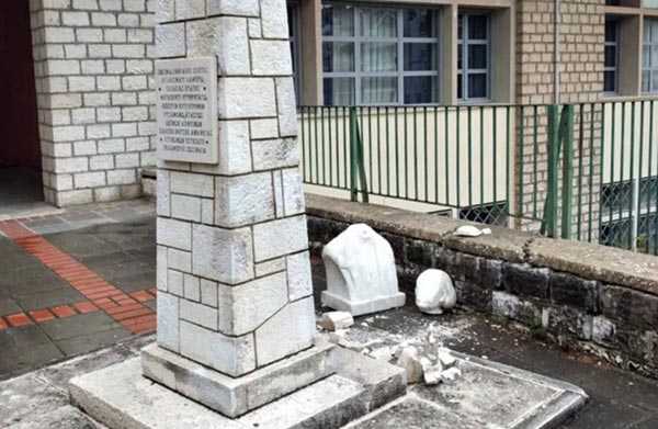 Ιωάννινα: Γκρέμισαν προτομή του Ν. Ζωσιμά στο Πρότυπο Λύκειο της Ζωσιμαίας!