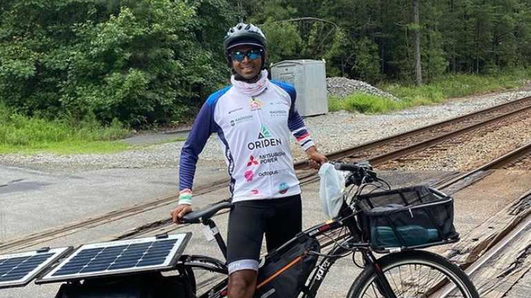 Διασχίζει τις ΗΠΑ με μοτοποδήλατο που παίρνει ενέργεια από τον ήλιο