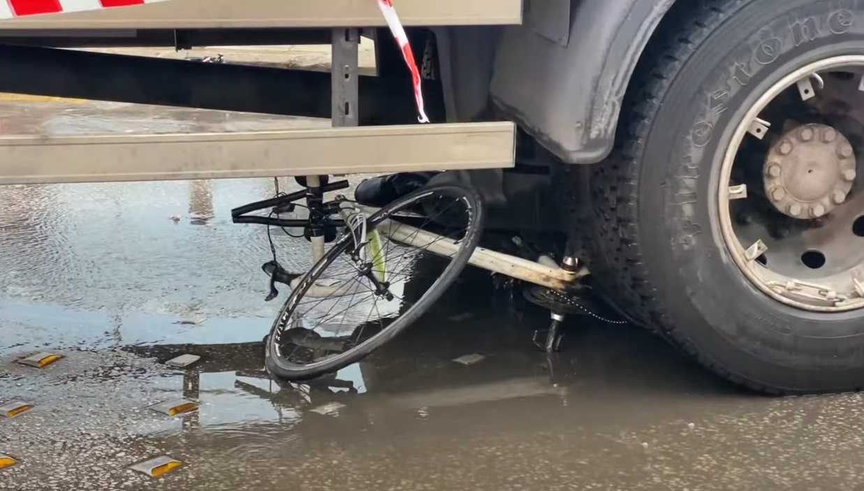 Tραγωδία: Φορτηγό παρέσυρε και σκότωσε νεαρή ποδηλάτισσα (Βίντεο)