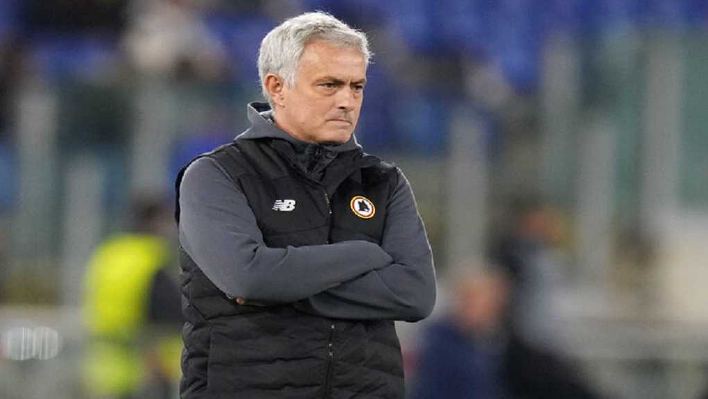 Σοβαρά παράπονα του Μουρίνιο από τη διαιτησία του Παπαπέτρου