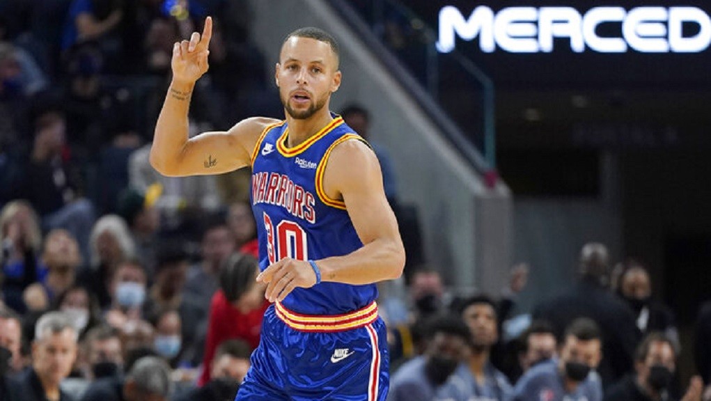 NBA: Ήττα για τους Μπακς που αγωνίστηκαν χωρίς τον Γιάννη, συνεχίζει ακάθεκτος ο Κάρι με τους Γουόριορς