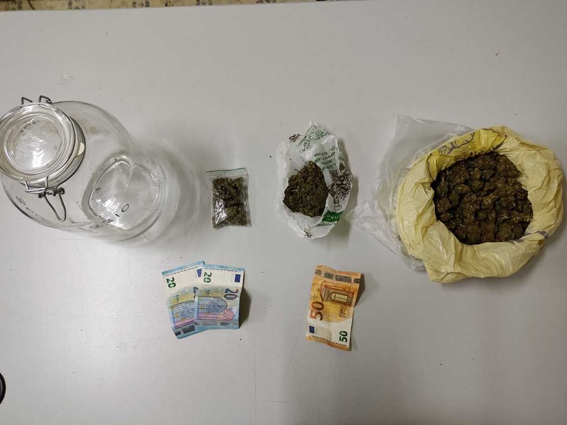 Ιωάννινα: Τους έπιασαν πάνω στο «νταλαβέρι» – Αλλοδαπός προμήθευε χασίς σε ανήλικο