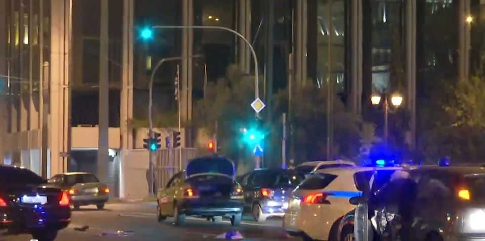 Σύνταγμα: Πέθανε ο τραυματίας του τροχαίου μπροστά από τη Βουλή – Χτυπήθηκε από δύο αυτοκίνητα (video)