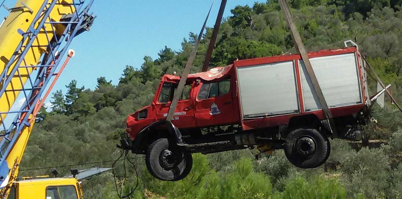 Παραλίγο τραγωδία στην Άρτα: Πυροσβεστικό όχημα έπεσε σε χαράδρα – Στο νοσοκομείο δύο πυροσβέστες