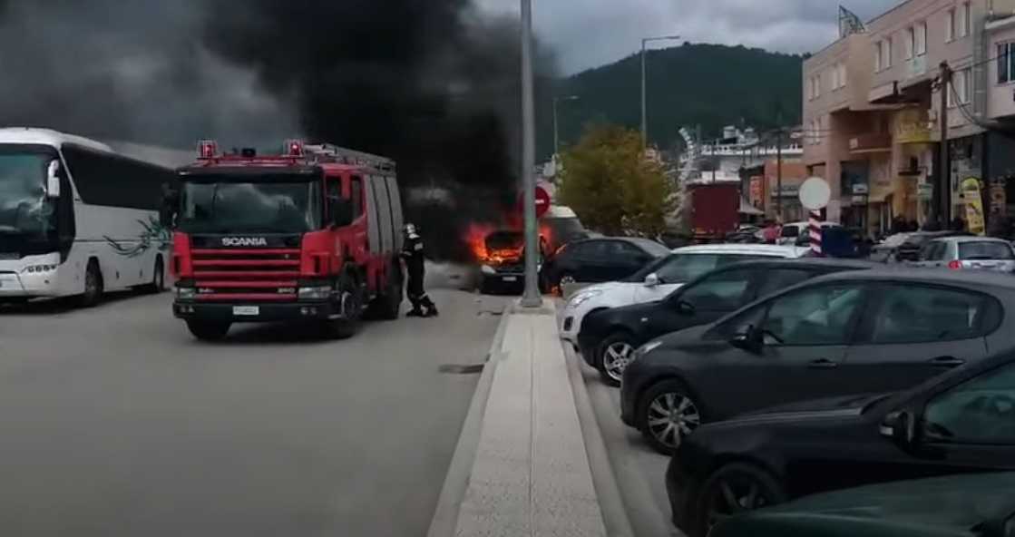 Ηγουμενίτσα: Αυτοκίνητο πήρε φωτιά δίπλα από άλλα που είναι παρκαρισμένα (Βίντεο)