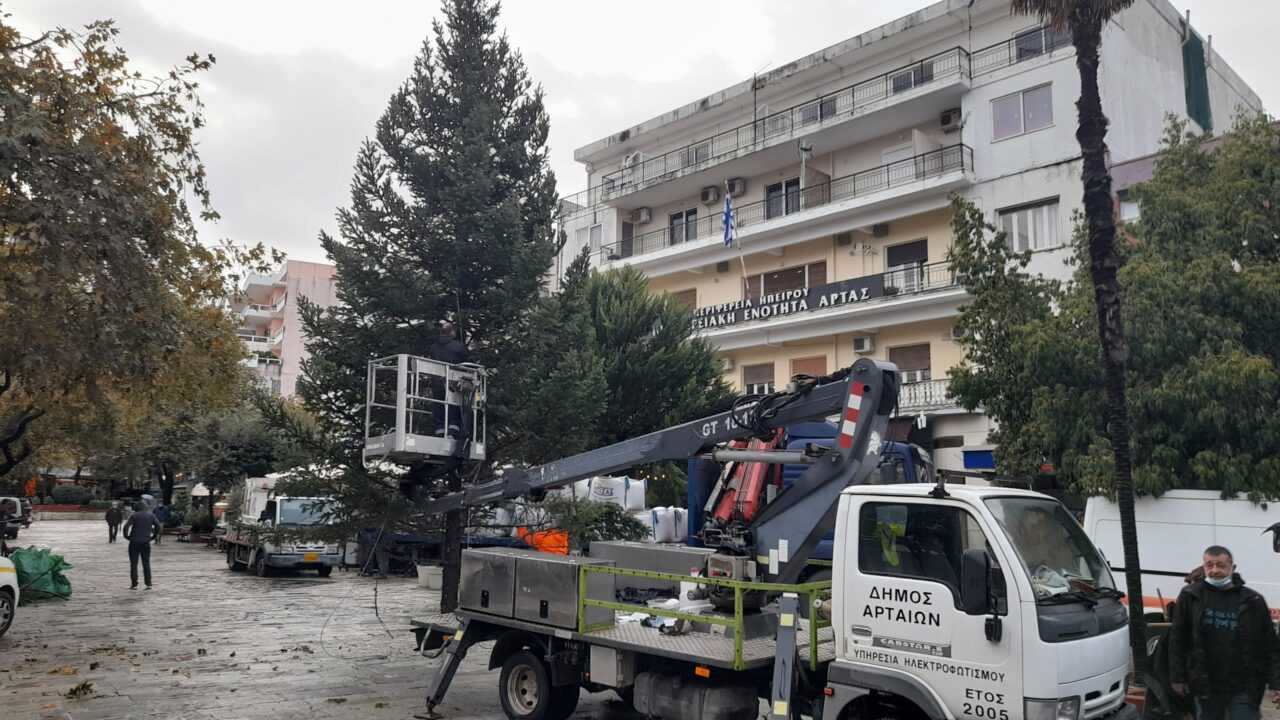 Ξεκίνησαν οι εργασίες τοποθέτησης του Χριστουγεννιάτικου δέντρου στην Κεντρική Πλατεία της Άρτας