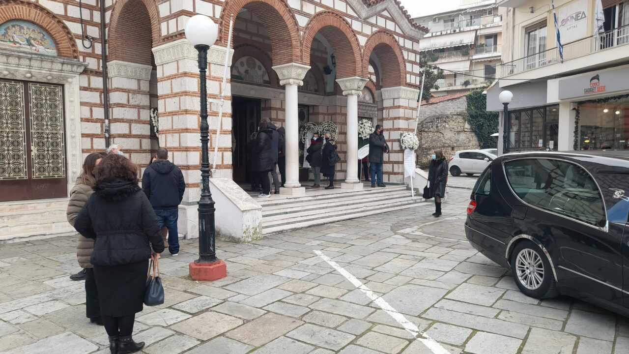 Άρτα: Δάκρυα και συγκίνηση στην κηδεία της μικροβιολόγου Ελένη Καλύβα