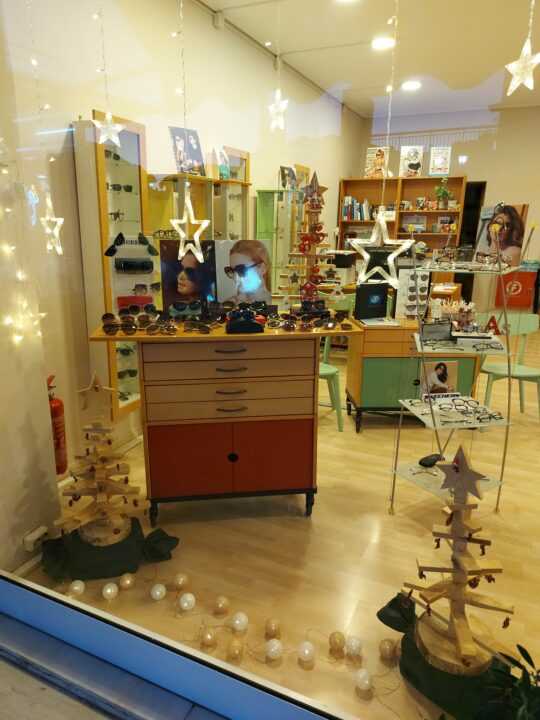 Το κατάστημα οπτικών LOOK σας εύχεται καλές γιορτές με υγεία και χαρά.