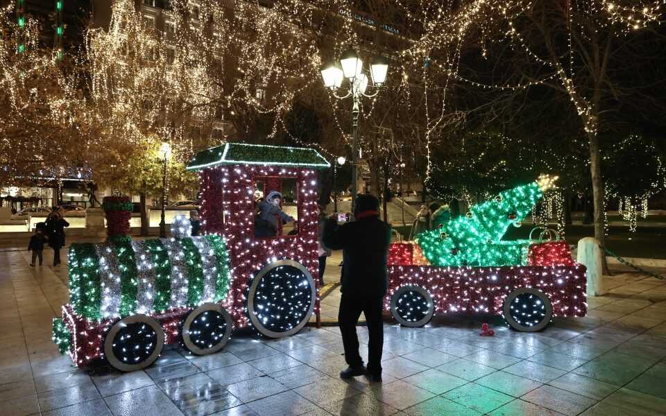 Μάσκα παντού από αύριο – Ακυρώνονται όλες οι εορταστικές εκδηλώσεις των δήμων 