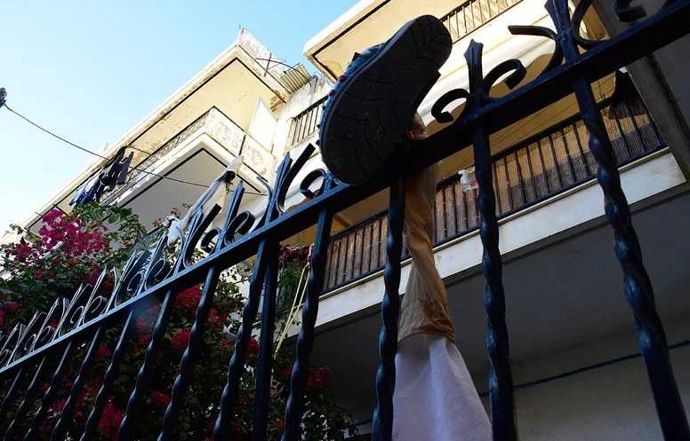 Τραγωδία στο Άργος από θανατηφόρα πτώση 57χρονης από μπαλκόνι – Σοκάρουν οι εικόνες