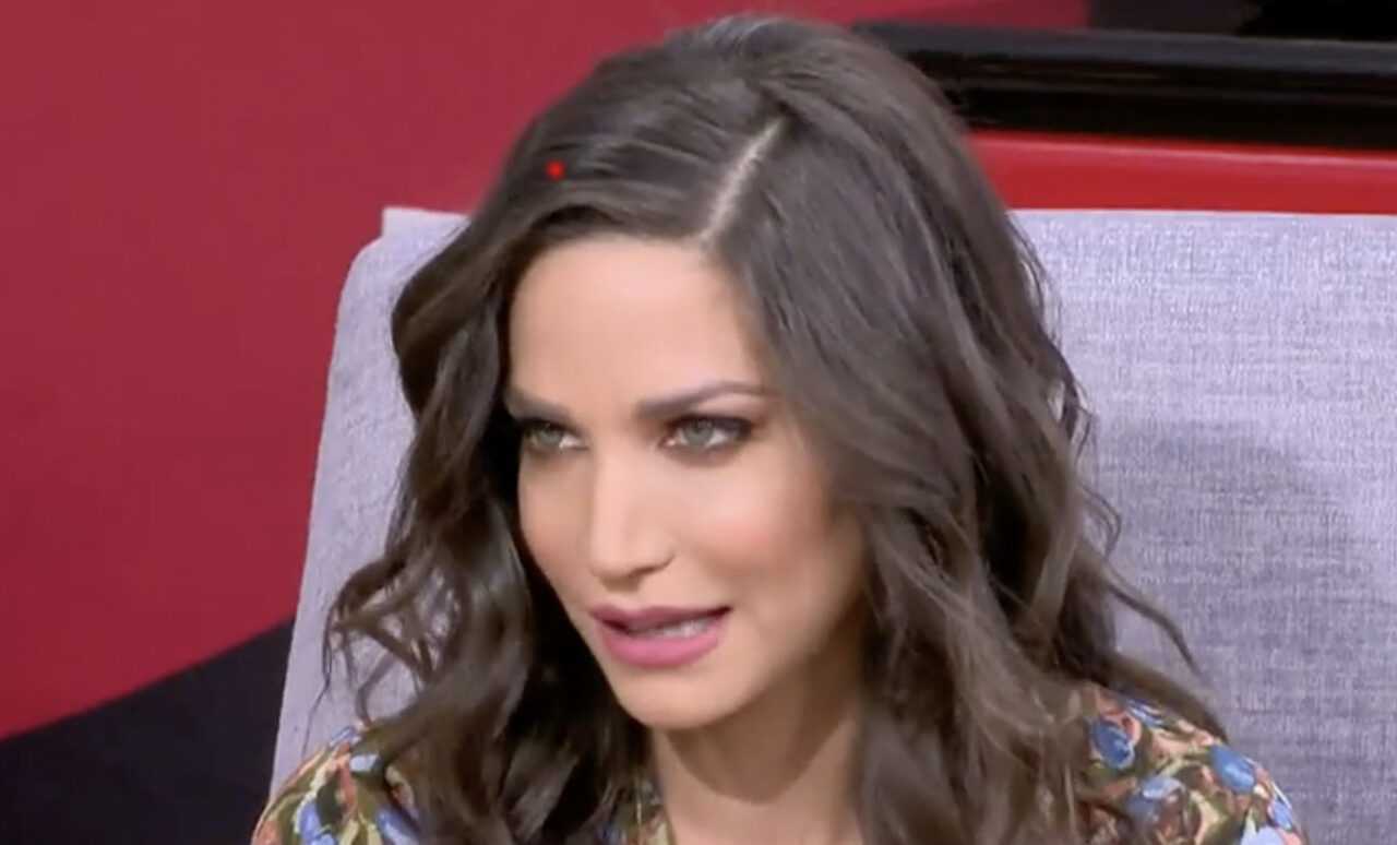 Κατερίνα Γερονικολού: Ο γάμος που δεν σκέφτεται, το ελάττωμα του Γιάννη Τσιμιτσέλη και ο λόγος που παρέμεινε στην παράσταση με τον Κιμούλη