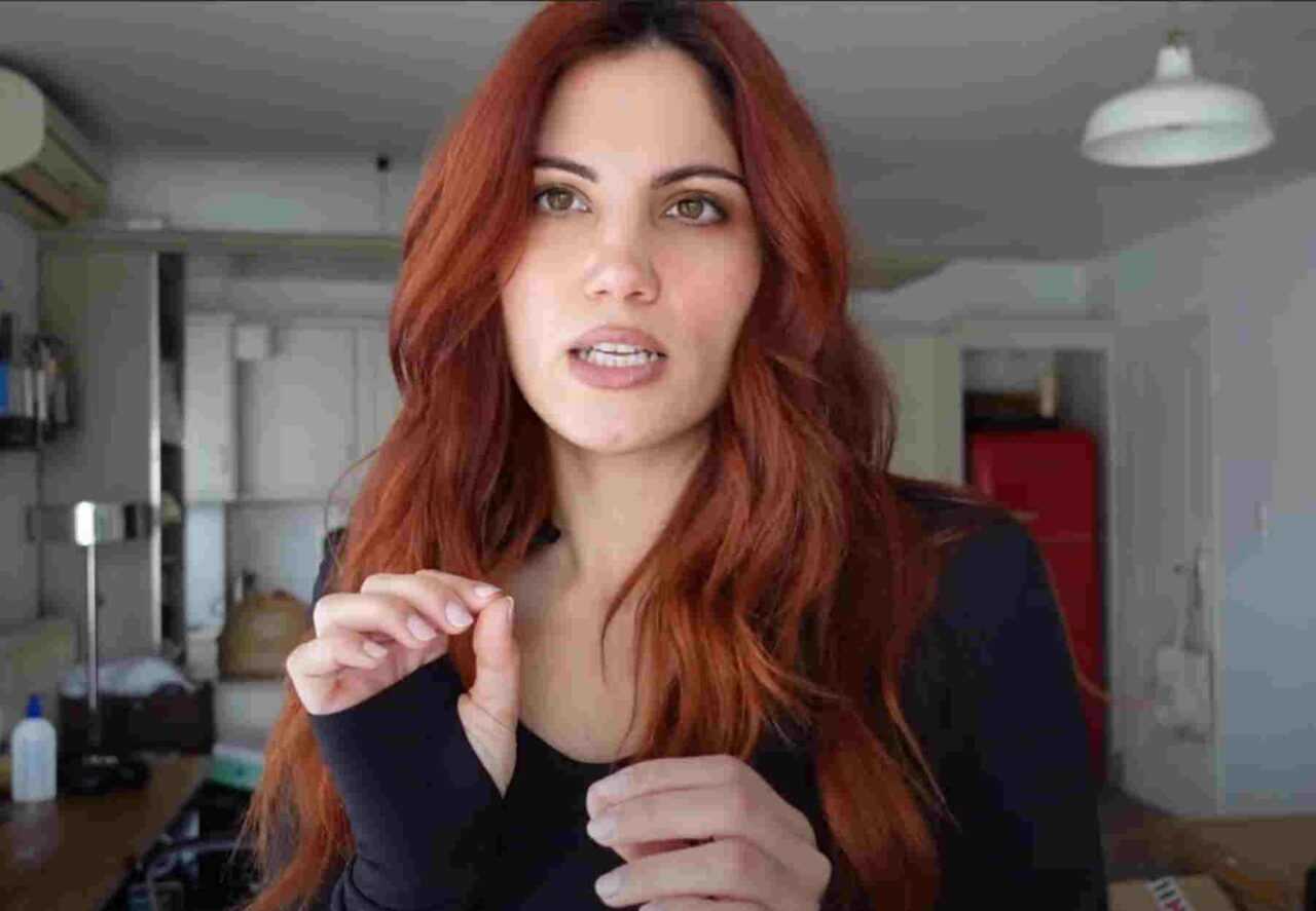 Μαίρη Συνατσάκη: «Δεν έχω νιώσει ποτέ πιο “μαϊντανός” από αυτήν την περίοδο στη ζωή μου. Όλο κάτι λέμε και τίποτα δεν λέμε»