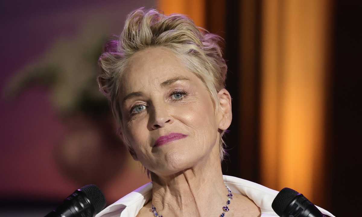 Η καθηλωτική εξομολόγηση της Sharon Stone: «Μεγάλωσα μισώντας τη μητέρα μου. Αν κουνιόμουν, όταν με χτένιζε, μπορεί και να έσπαγε η βούρτσα στο κεφάλι μου»