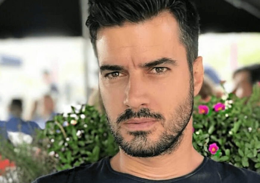 Ξεσπά ο Γιάννης Τσιμιτσέλης κατά κριτικού κινηματογράφου: «Δεν ανέχομαι το εμετικό σας χιούμορ» – Τι λένε ο σκηνοθέτης και οι σεναριογράφοι της ταινίας;