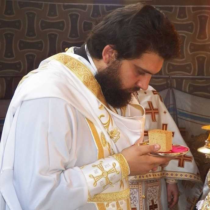 Άρτα: Ο ιερέας, πατέρας του ιερέα που συνελήφθη για βιασμό, συνελήφθη να παίζει ζάρια σε καφενείο του Νικολάου Σκουφά