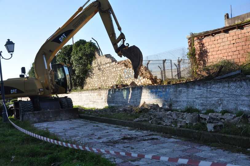Ξεκίνησαν οι εργασίες απομάκρυνσης των οικοδομικών υλικών από το παλιό τοιχίο του Δημοτικού Σταδίου Αθανασία Τσουμελέκα