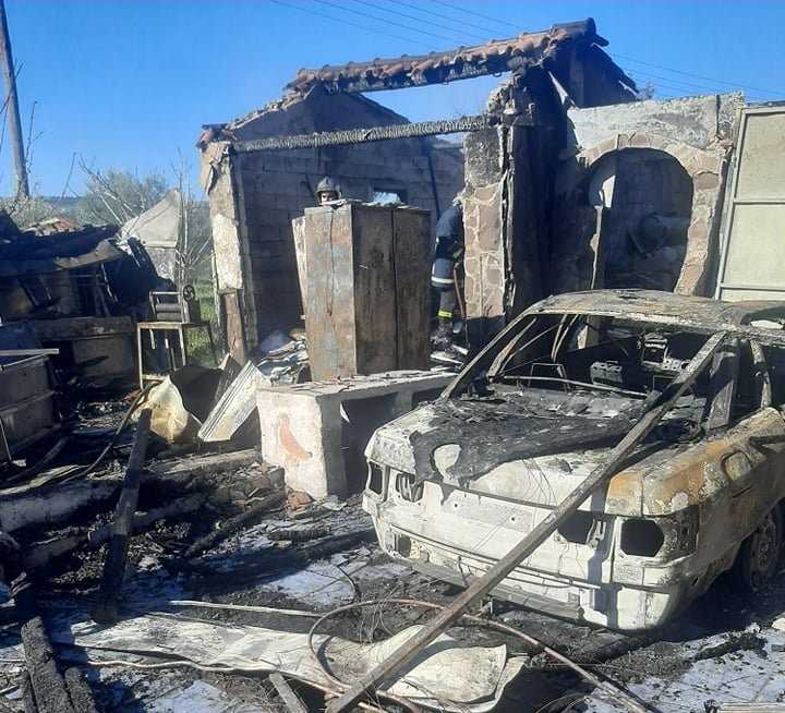 Φωτιά στο Λουτρό Μυρσίνης – Καταστροφές σε εξωτερικούς χώρους και οικοσυσκευές