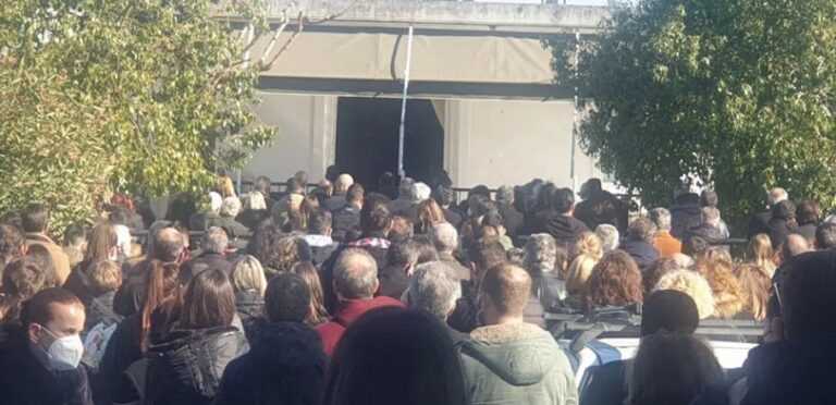 Θρήνος στην κηδεία της 17χρονης Ελένης που σκοτώθηκε σε τροχαίο – «Ράγισε» καρδιές ο πατέρας της