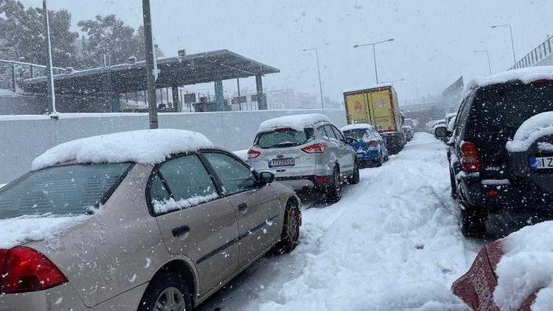 Κραυγή αγανάκτησης από τους εγκλωβισμένους στην Αττική Οδό – 1.200 οχήματα εγκλωβισμένα 22 ώρες μετά!