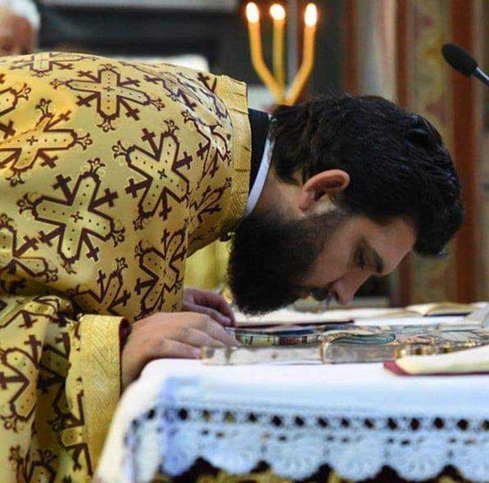 Σύζυγος του Αρτινου ιερέα: «Είναι αθώος, όλα είναι ψέματα» – Σοκάρει η Δικογραφία για τις ανήλικες που κατηχούσε κάτω από το Ρασο!