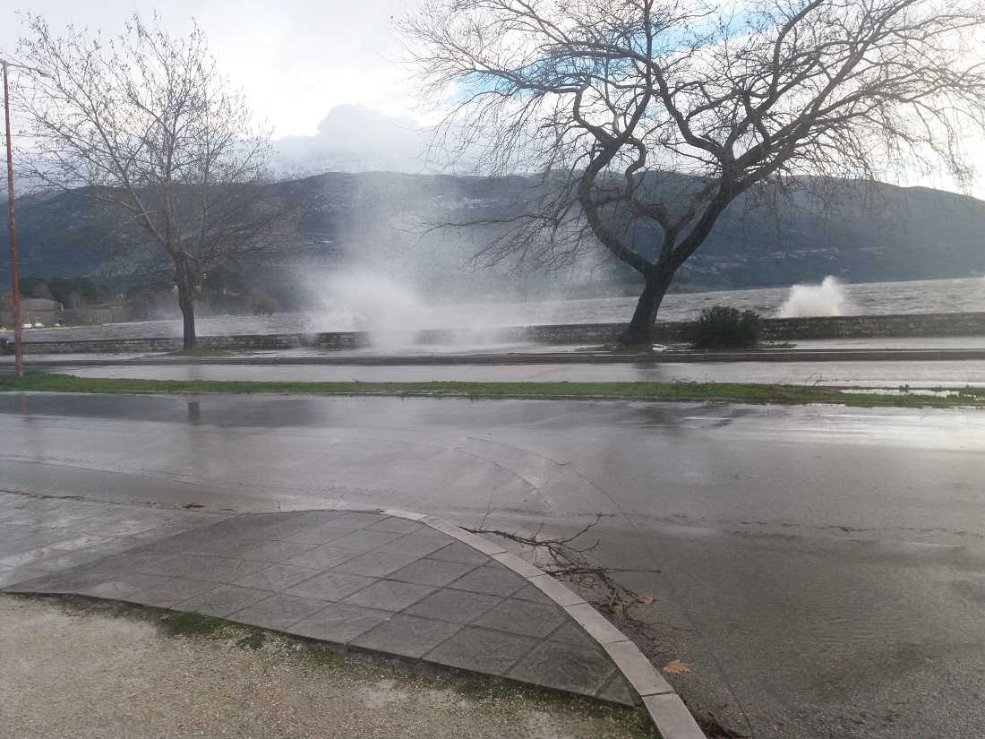 Ιωάννινα: Ισχυροί άνεμοι σαρώνουν την παραλίμνια περιοχή