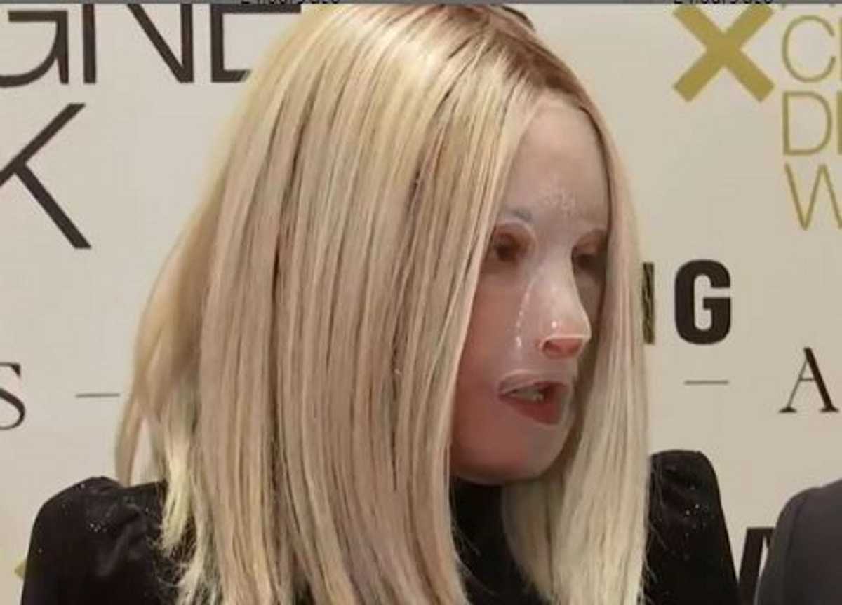 Ιωάννα Παλιοσπύρου: Εντυπωσιακή εμφάνιση μπροστά στο χριστουγεννιάτικο δέντρο – Το μήνυμά της