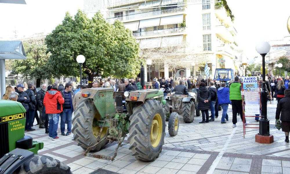 Διαδήλωσαν και «έκραξαν» τον Γιώργο Στύλιο στο γραφείο του οι αγρότες της Άρτας