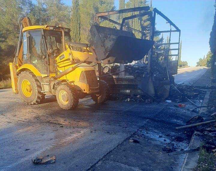 Κάηκε το πίσω μέρος νταλίκας τα ξημερώματα στην παραλιακή οδό Πρέβεζας-Ηγουμενίτσας στην Καστροσυκιά