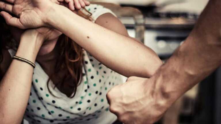 Ξυλοκόπησε την 25χρονη σύζυγό του μπροστά στα μάτια των παιδιών τους – Την έσερνε στο πάτωμα τραβώντας την από τα μαλλιά