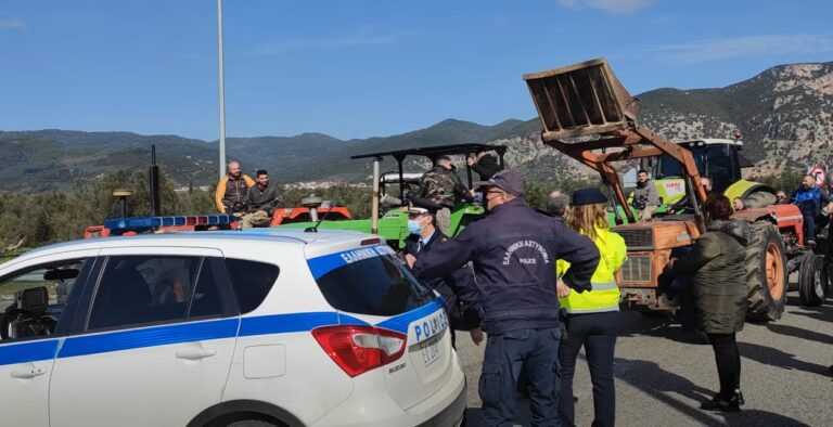 «Μπλόκο» αστυνομικών σε αγρότες που επιχείρησαν να κλείσουν την Ιόνια Οδό