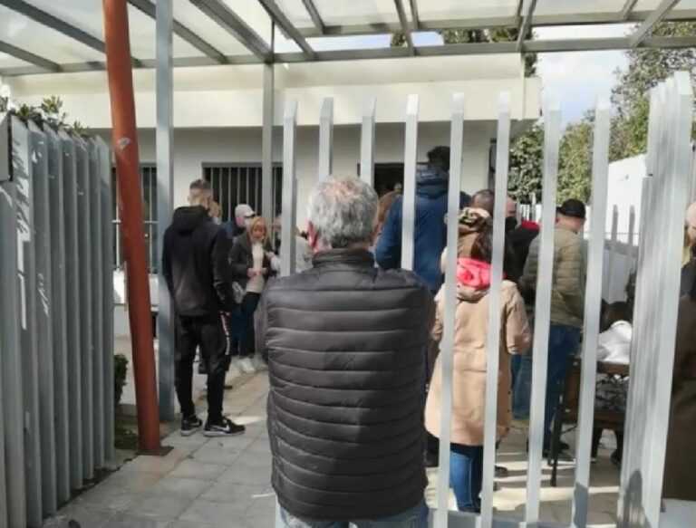 Το πρώτο πούλμαν για Ουκρανία ξεκινά το μεσημέρι απο το κέντρο της Αθήνας – Ουκρανοί σπεύδουν στην πρεσβεία για να επιστρέψουν (video)