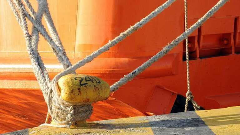 Πλοίο με ελληνική σημαία και 6 Έλληνες εγκλωβισμένο στο λιμάνι της Οδησσού