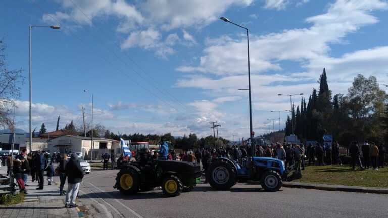 «Άγριο κράξιμο» στο Γιώργο Στύλιο από τους αγρότες της Άρτας – Δείτε τη μεγάλη κινητοποίηση που πραγματοποιήθηκε
