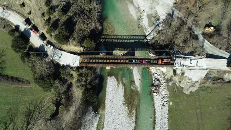 Τοποθετήθηκε μεταλλική γέφυρα στον ποταμό Άραχθο στο δήμο Μετσόβου