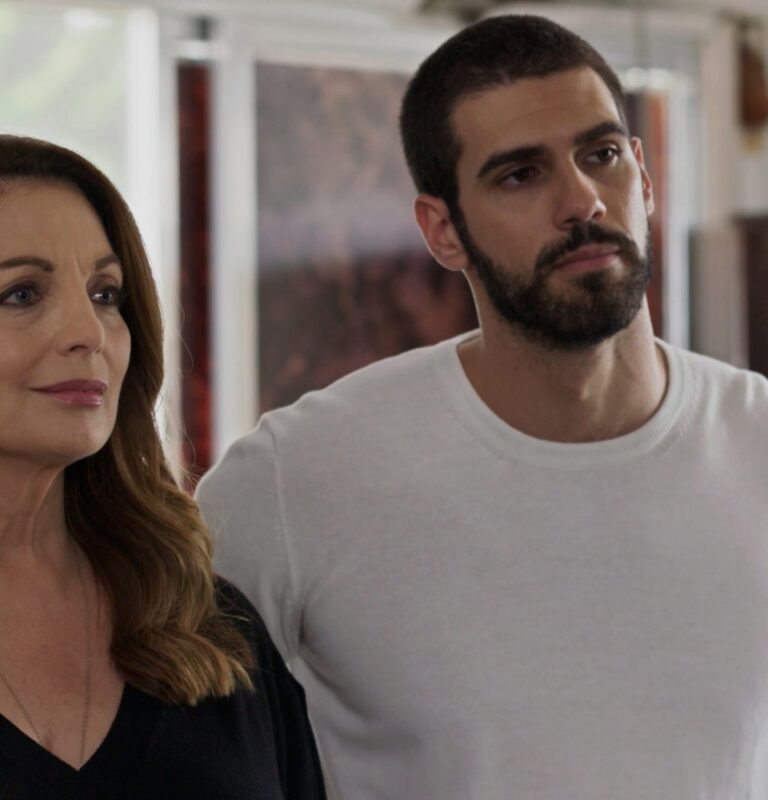 Η ΓΗ ΤΗΣ ΕΛΙΑΣ: Η πραγματική μητέρα του Δημήτρη εμφανίζεται στη Μάνη!