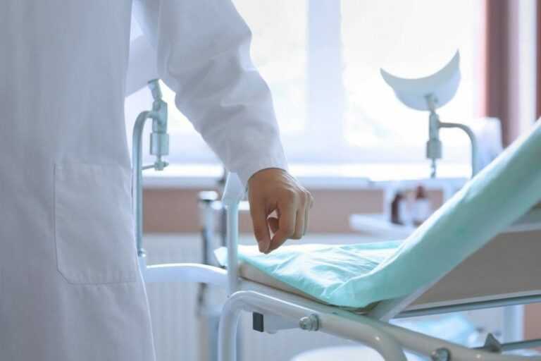 «Καταπέλτης» η εισαγγελέας για τον 65χρονο γυναικολόγο που κατηγορείται για σεξουαλικά εγκλήματα από 21 γυναίκες